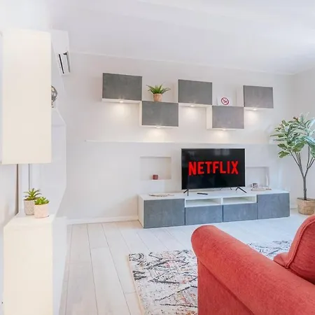 Red Ferrari House - Center Apartman