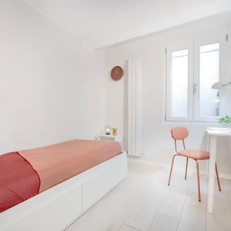 Daire Red Ferrari House - Center *