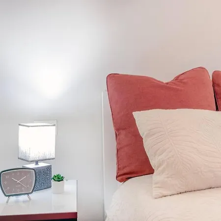 Daire Red Ferrari House - Center *