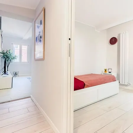 Red Ferrari House - Center 摩德纳