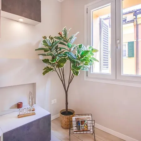 Red Ferrari House - Center 摩德纳