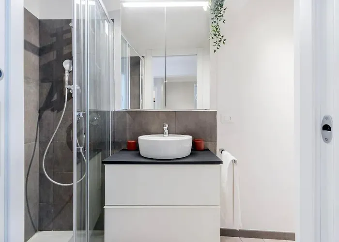 Red Ferrari House - Center * モデナ